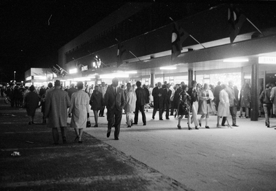 127349 Afbeelding van het publiek tijdens de instuif ter gelegenheid van de officiële opening van het Winkelcentrum ...